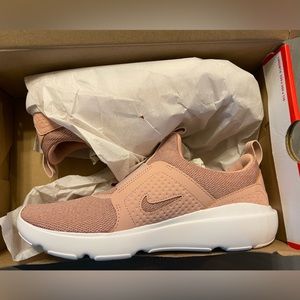 NIB Nike Ad comfort slip on sneakers